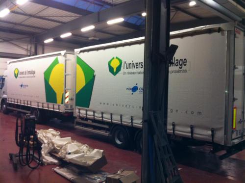 Sticker sur bâche l'Univers de l'emballage 